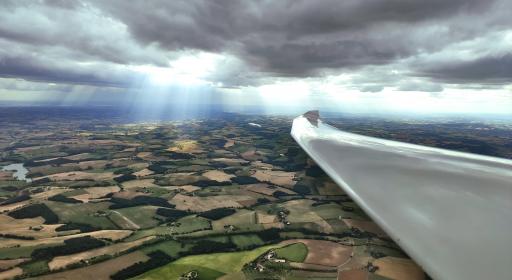 Promenade sous les nuages en planeur